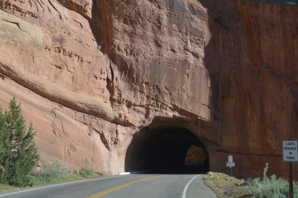 コロラド国定公園のトンネル