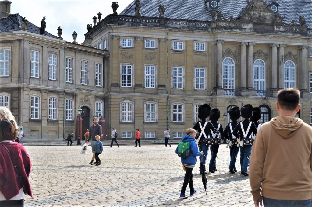 コペンハーゲンのアマリエンボー宮殿の衛兵交代式