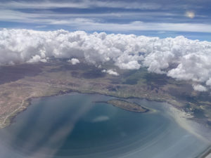 ボリビアのラパス行の飛行機から見えるチチカカ湖