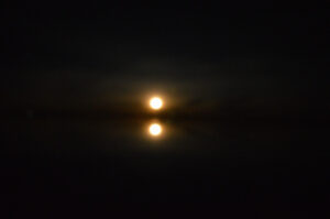 ウユニ塩湖のピンボケした満月