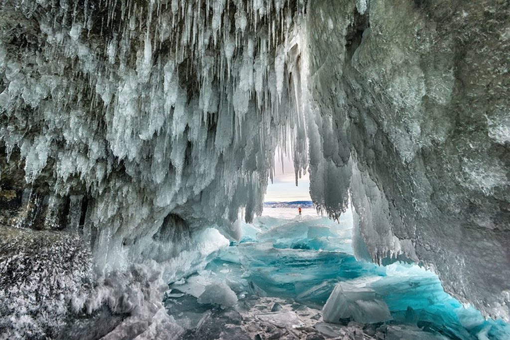 バイカル湖の洞窟